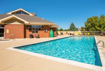 Invigorating swimming pool